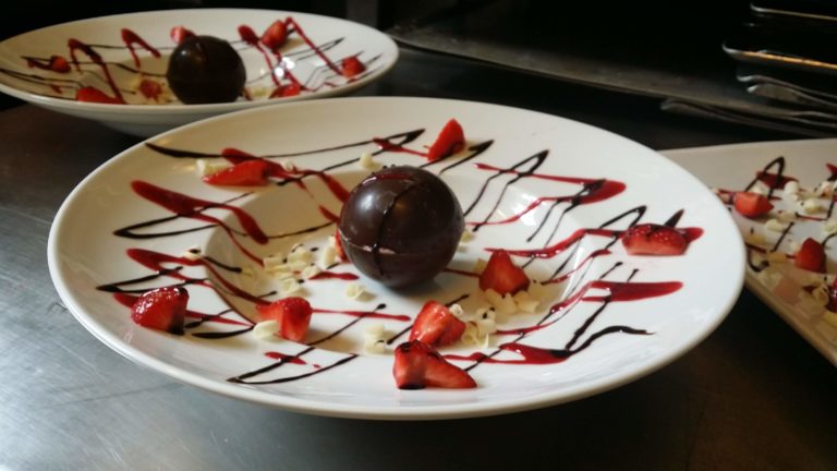 Sphère de chocolat et fraises