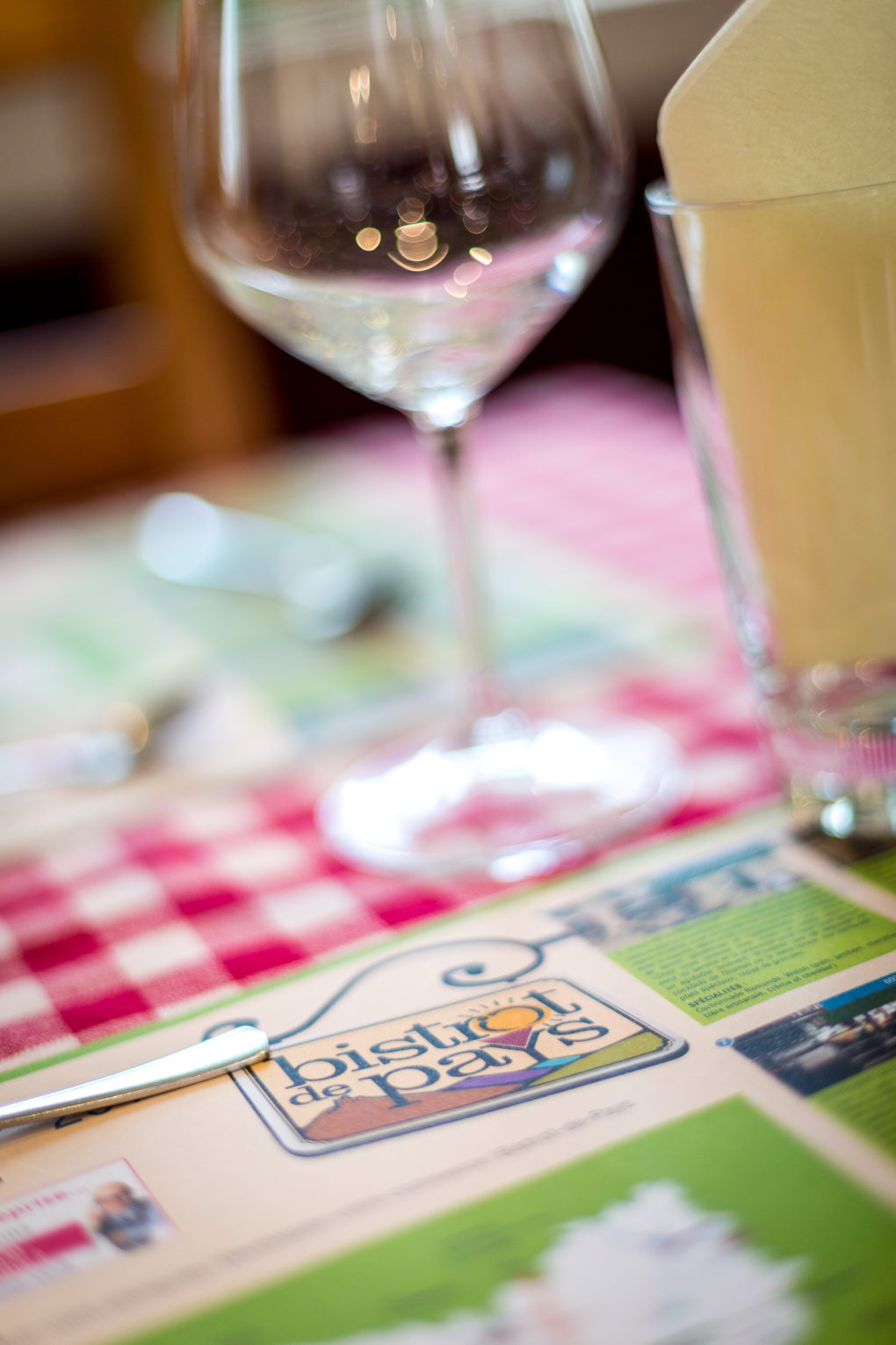 vue d'une table du bistrot de pays de heilles dans l'oise entre mouy et noailles