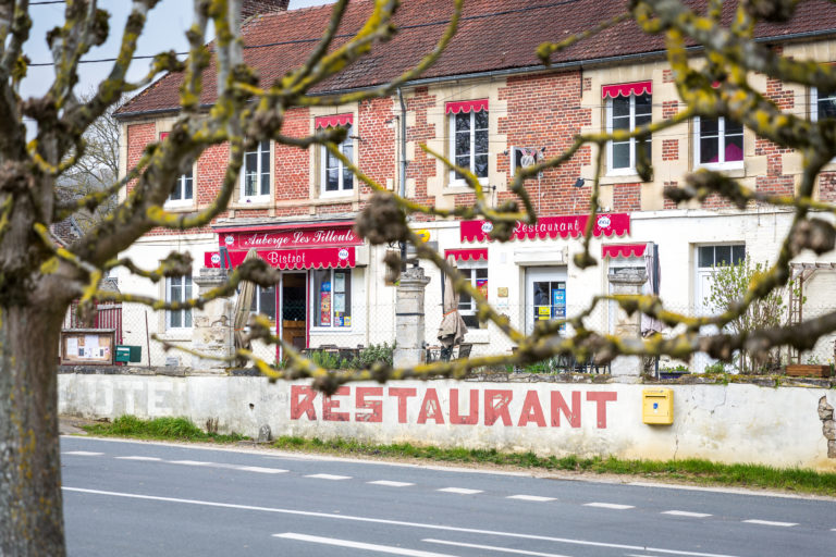 le restaurant de Heilles dans l'oise, bistrot de pays vue des arbres