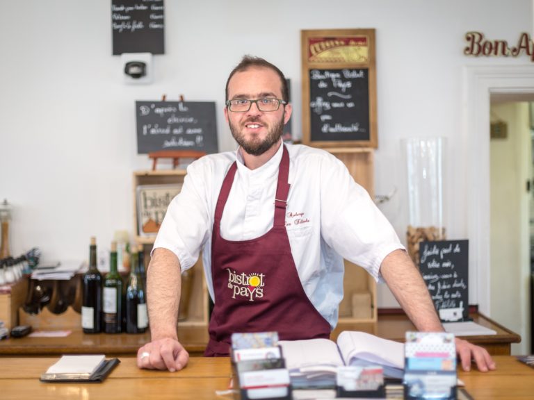 le chef derrière le comptoir du bistrot de pays de l'oise