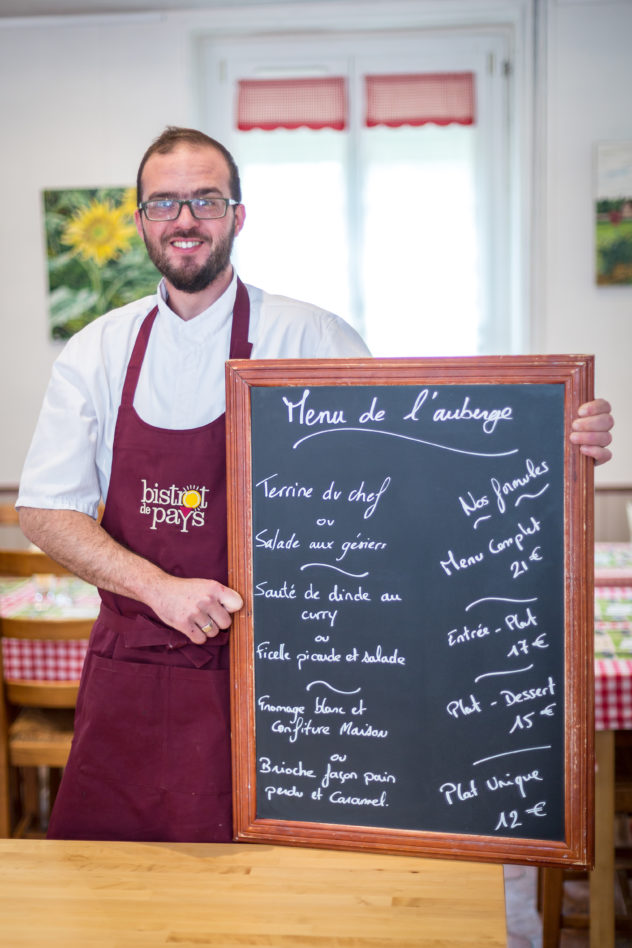 le chef avec le menu de l'auberge les tilleuls, bistrot de pays de l'oise