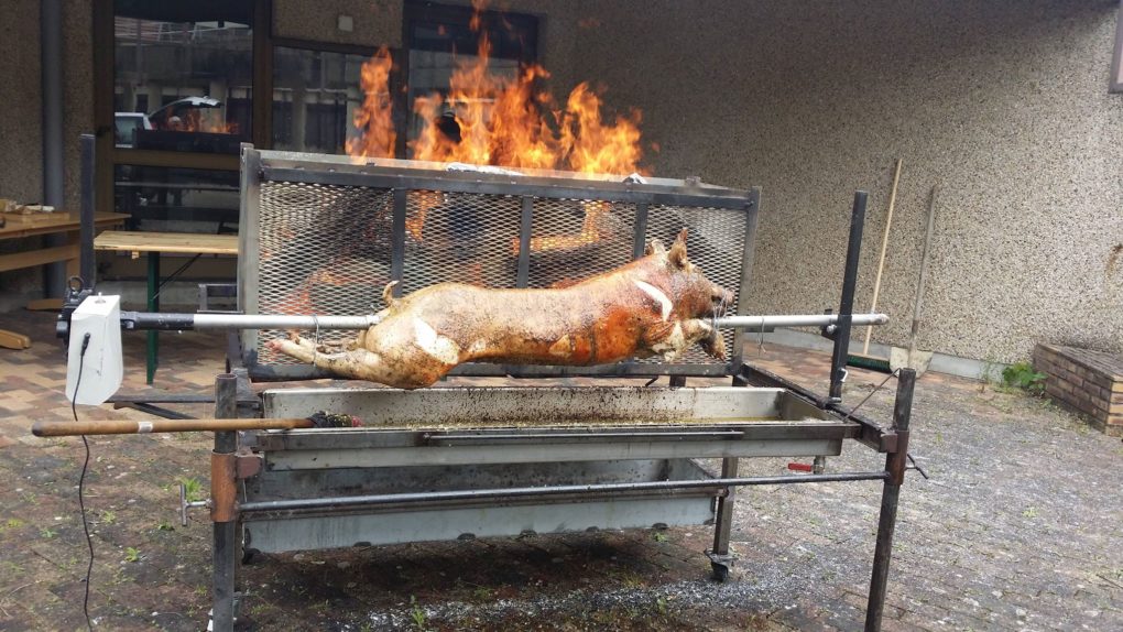 Cochon de lait grillé , service traiteur dans l'oise