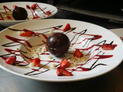 Sphère de chocolat et fraises